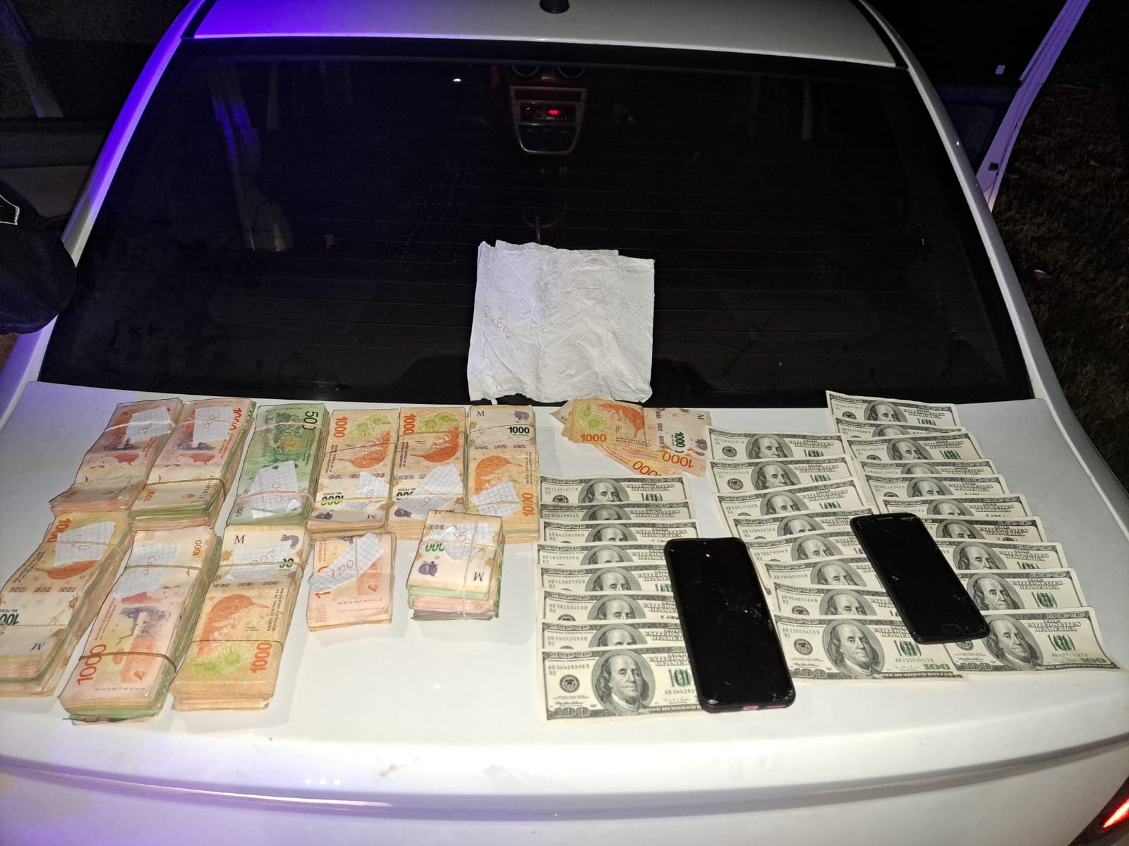 Funes: dos jóvenes fueron detenidos con una millonaria suma de dinero en pesos y dólares